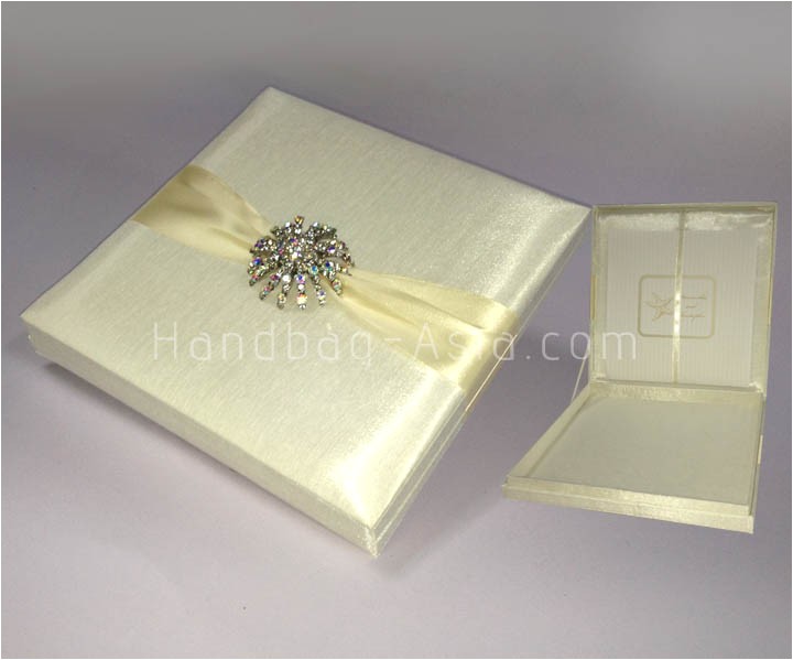 Invitation Boxes for Weddings Luxury Ivory Silk Wedding Invitation Box with Large Brooch Invitation Boxes for Weddings Luxury Ivory Silk Wedding Invitation Box with Large Brooch